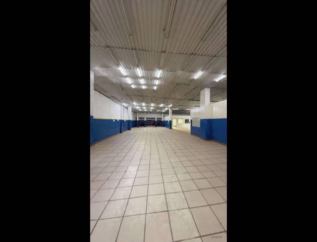 700M² SHOWROOM TO LET IN STAMFORD HILL